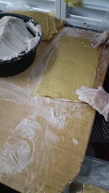 卜卜脆以精选腐竹制成,并涂上一层薄薄的鱼胶,增添独特香气,口感更丰富。
