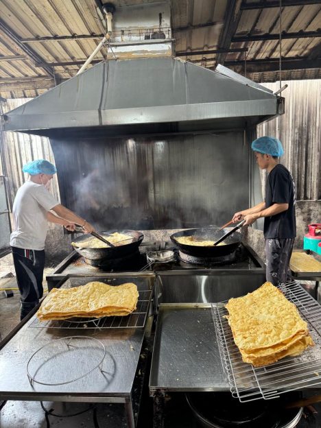腐竹油炸后,化为金黄香脆的半成品卜卜脆,诱人可口。