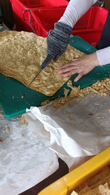 切片步骤依然坚持纯手工制作,确保最佳口感。