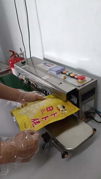 完成制作的卜卜脆经过食品氮气封存,确保新鲜、不含防腐剂,并销往怡保土产店、全马各地,甚至远销海外。