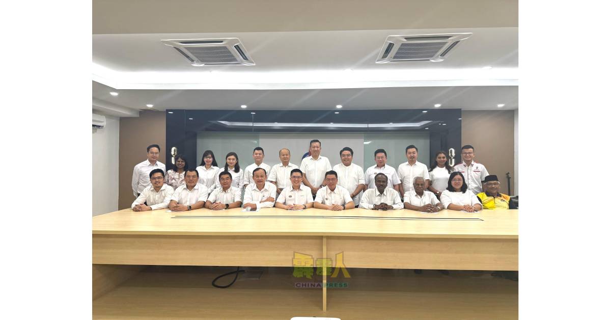 倪可敏(坐者右5)联同州委宣布,霹雳州行动党全力支持亚亦君令州议席补选中,代表团结政府出战的候选人。