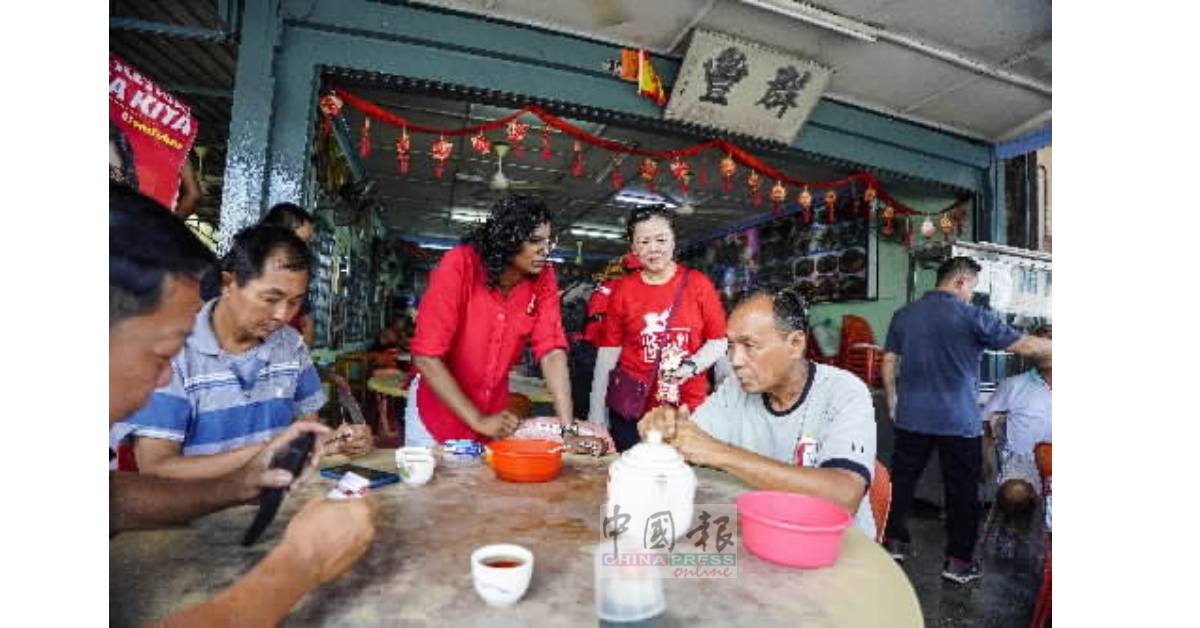 白华敏与竞选团队到美罗冷水河新村群丰冷气酒向食客拜票。