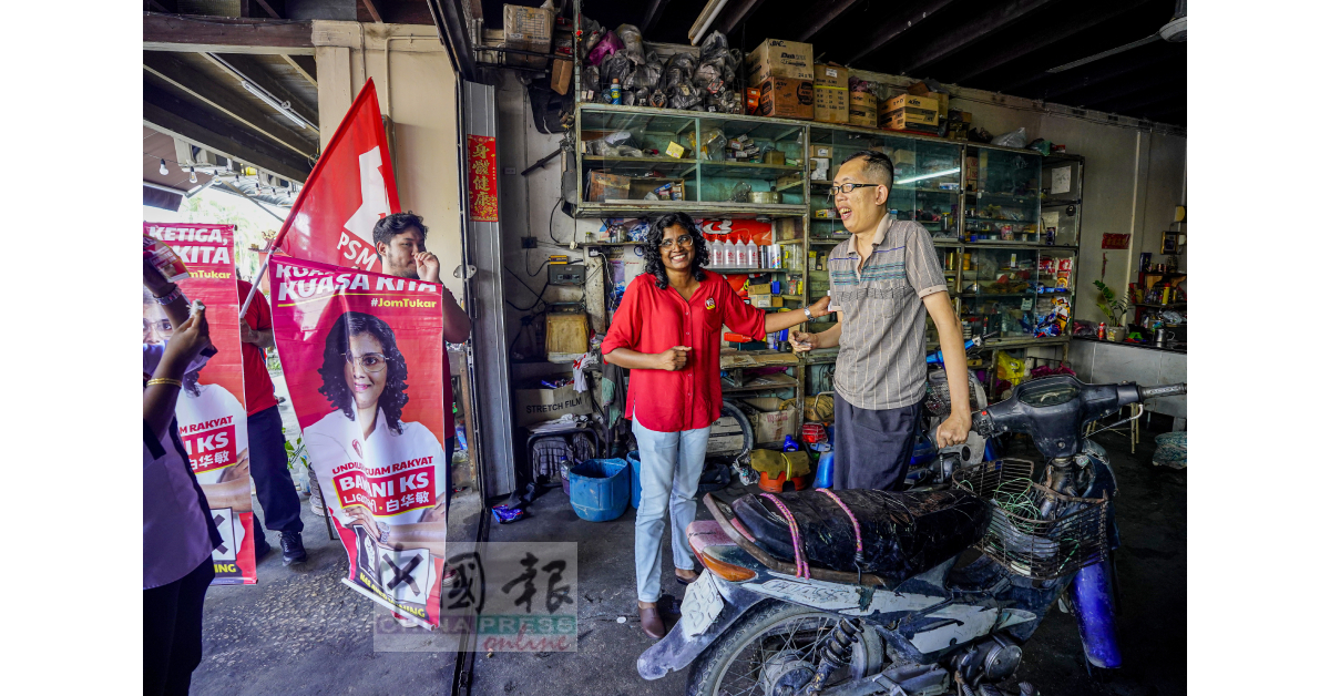 白华敏在冷水河新村,向与摩哆店店主交流愉快。