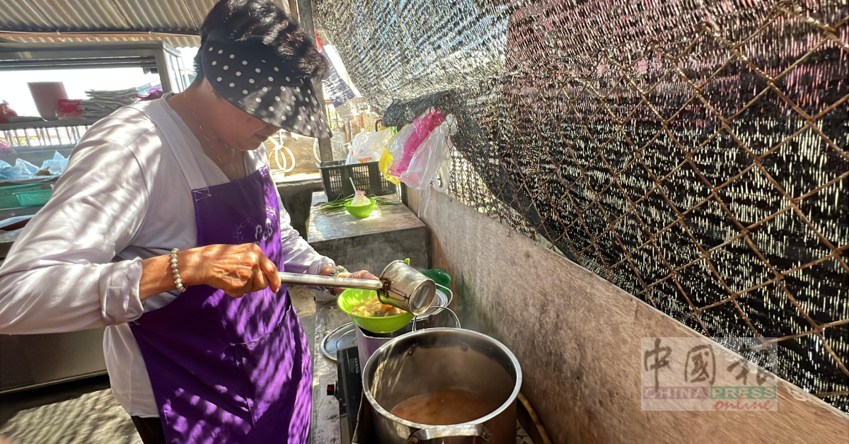 孩子长大后,玲姐依然守住面摊,为食客烹煮一碗又一碗的面食。