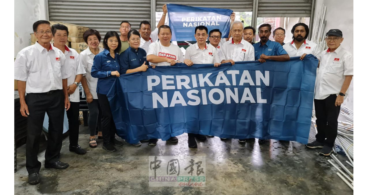 植矿荣(右5)率领民政党助选团队,到亚亦君令州选区帮忙助选。
