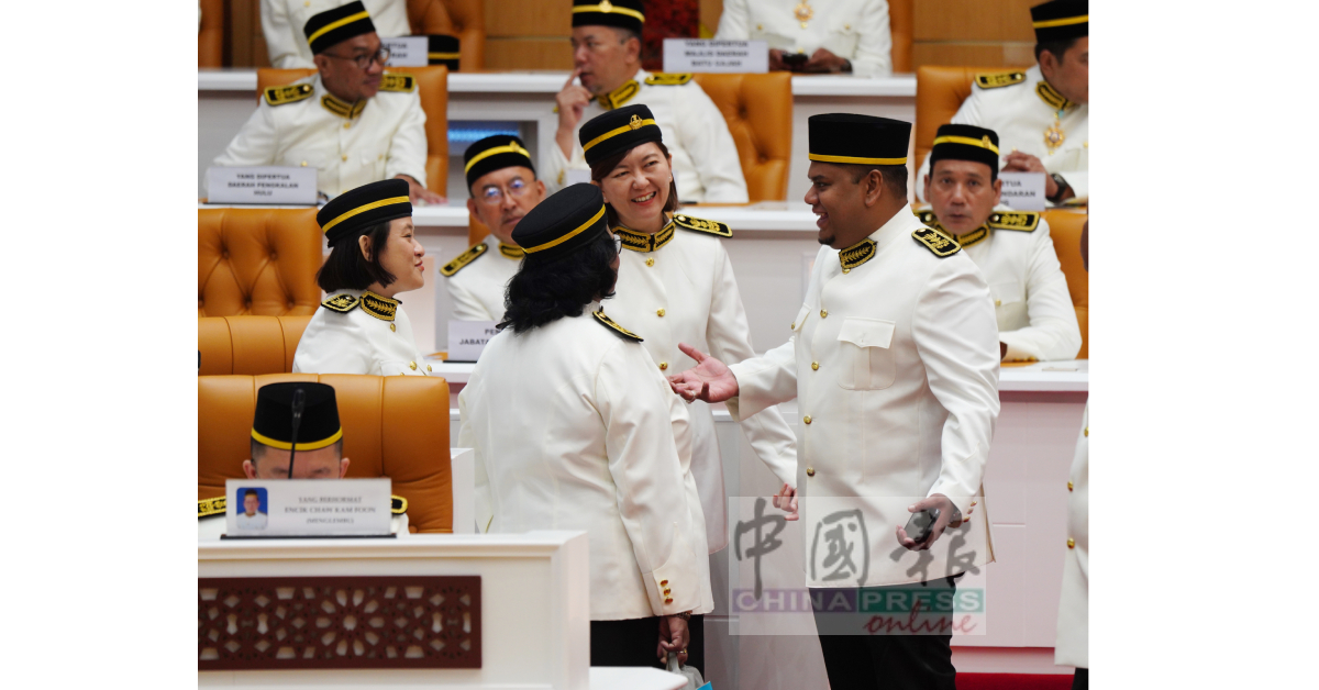 最近饱受争议的公正党阿拉法乌鲁近打州议员(右)与公正党议员黄诗情(左)与黄彩仪(中),谈笑风生。