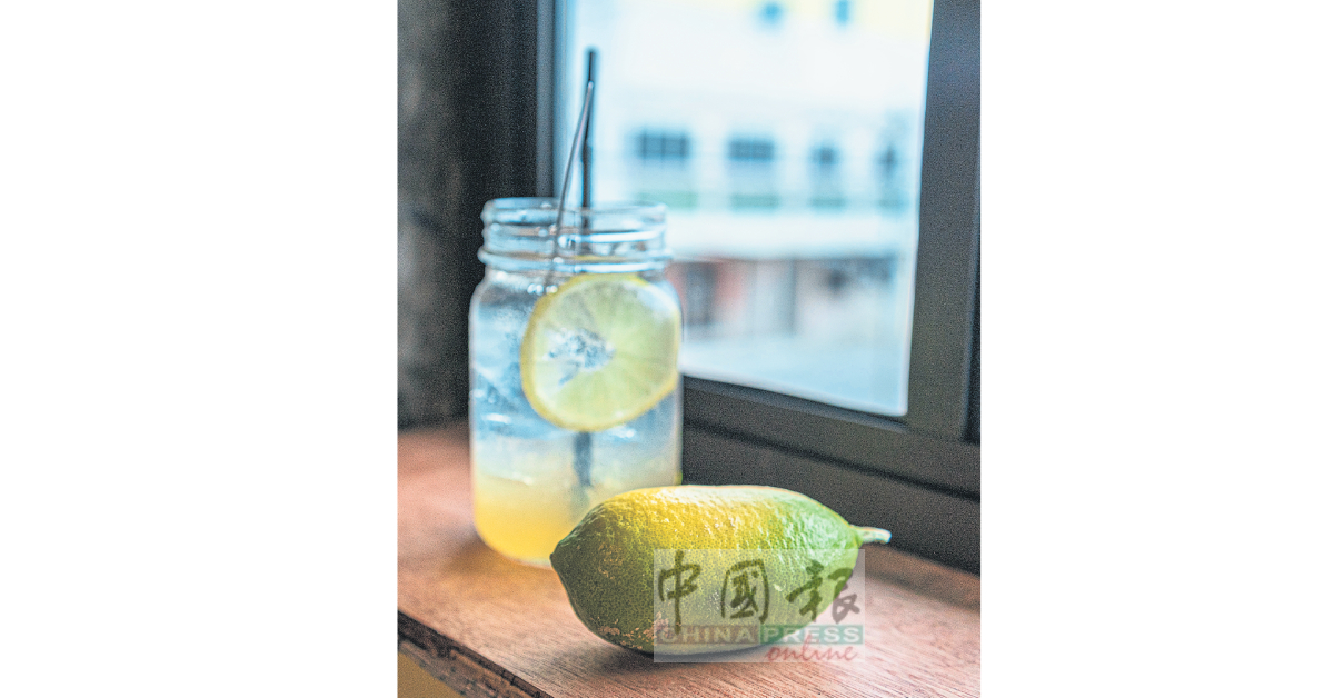 招牌饮料是柠檬蜜糖,特别选用市面少见的“香水柠檬”,香气清新独特。