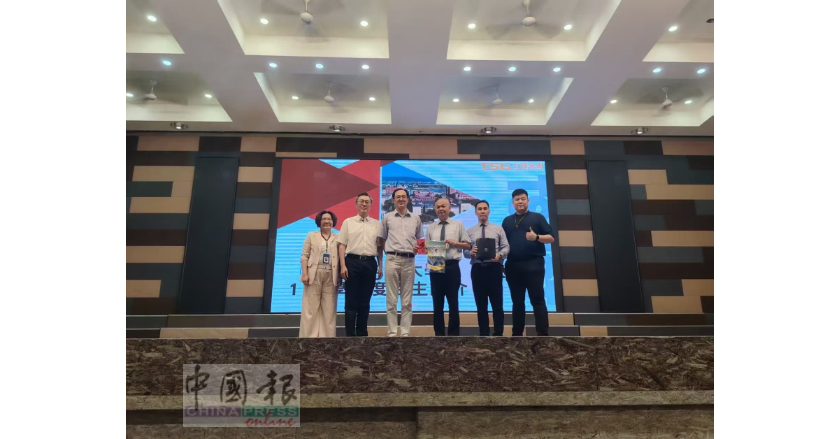 台钢科技大学领导亲临安顺三民独中 为学子提供升学资讯