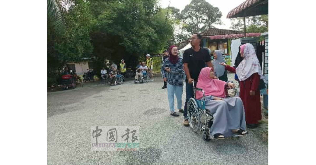 尽管行动不便,不少年长者依然坚持到场投票,展现对民主制度的重视。