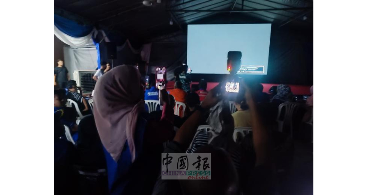国阵宣布非官方数据到一半时,大雨夹雷公巨响时突然停电,工作人员忙于复原电源。