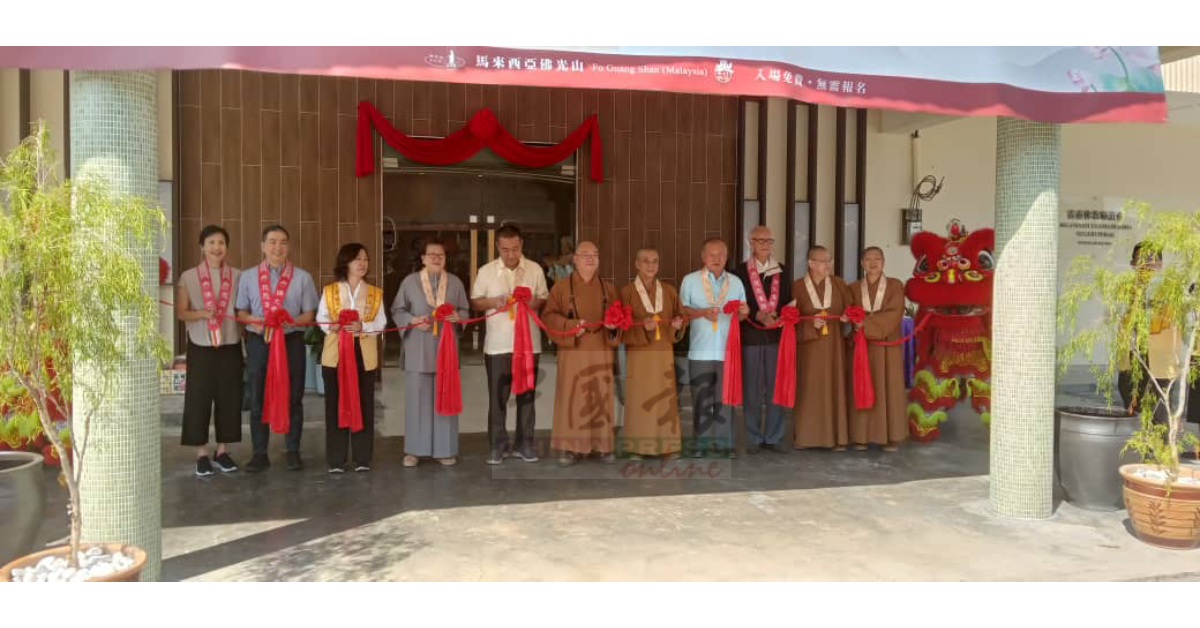 心保和尚（中）与黄月仪、林逸扬、陈彩银、林丽玲居士、陈建铭居士、慧性、陈光辉、陈孟利、觉诚及满慧法师一同为滴水坊启用典礼开幕。