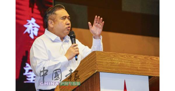 陆兆福:送给中国国家主席习近平,刻上“东风浩荡,实干兴邦”的皇家雪兰莪锡盘龙雕是100%的大马制造!