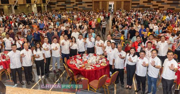 出席行动党“守护安顺,坚守希望”筹款晚宴的行动党领袖,左6起黄家和、沈志强、张念群、倪可敏、陆兆福、倪可汉、黄瑞林等人。