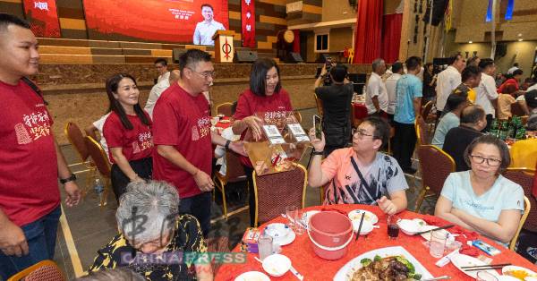 一些热心人士,使用电子钱包捐款给安顺行动党作为党基金。