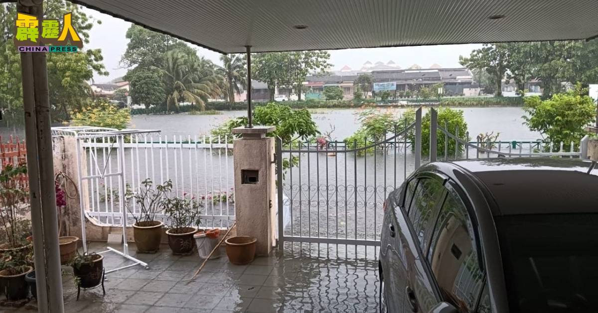 怡保花园南区福利巷(Lorong Hock Lee)的蓄水池水位上升,致使附近住户面临淹水风险。 (李存孝)