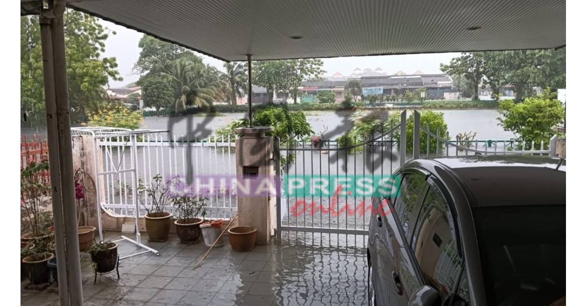 怡保花园南区福利巷(Lorong Hock Lee)的蓄水池水位上升,致使附近住户面临淹水风险。 (李存孝)
