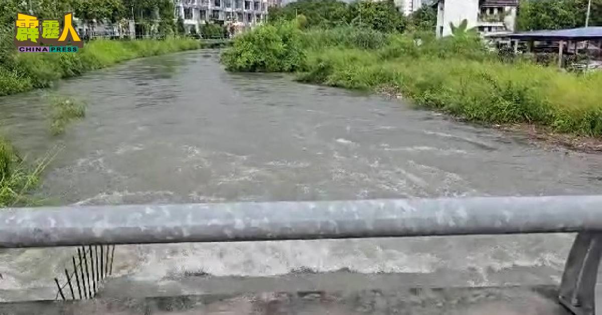 双溪司南的防洪沟排水系统欠佳,无法及时排走大量雨水,继而引发了突发水灾。