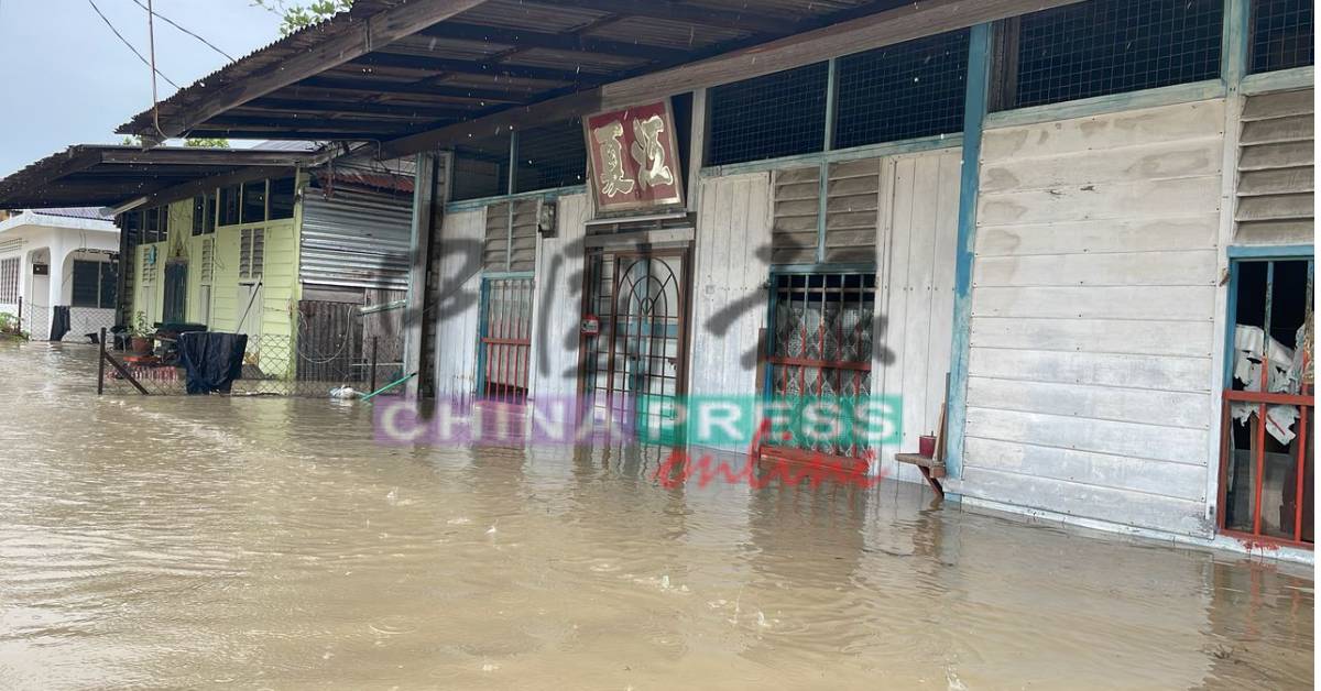 长达12小时的长命雨,导致那拉新村的仕林新河泛滥成灾,造成沿河的20间村屋淹水,超过200名居民受到影响。