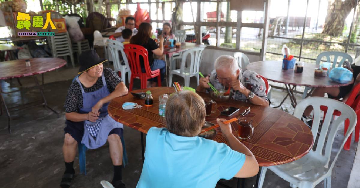 平乐小食档(阿不板面)在亚亦君令营业30多年,收获不少熟客。