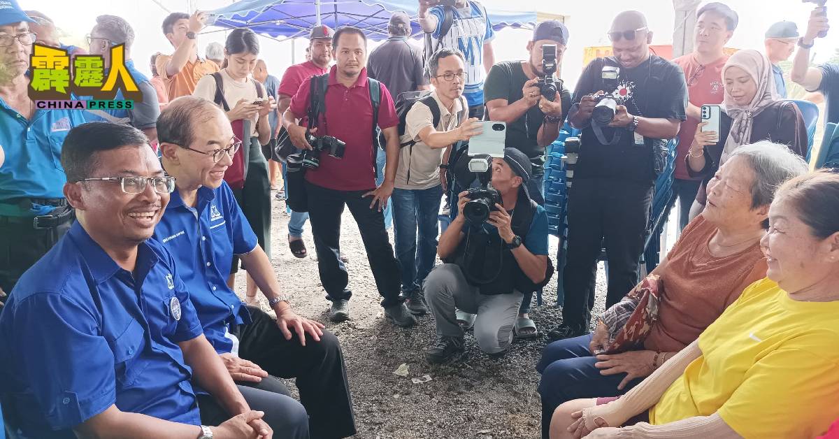 尤斯里（左起）在马汉顺陪同下，与冷水河村民做近距离接触，场面欢愉。
