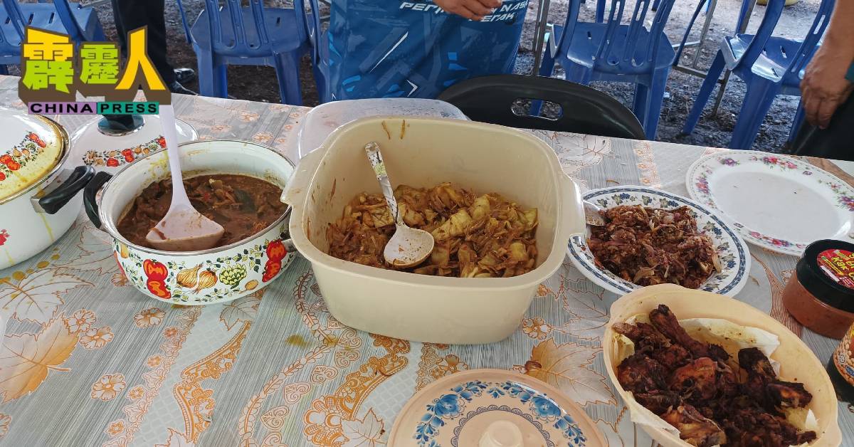 嘉米尔亲自下厨，炮制香料炸鸡、咸鱼咖喱、酸咸鱼等五道佳肴，色香味俱全。