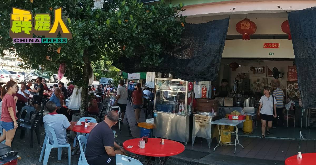 日前发生“执法人员与小贩起冲突”事件的茶室,周五(18日)已重新营业,气氛热闹。