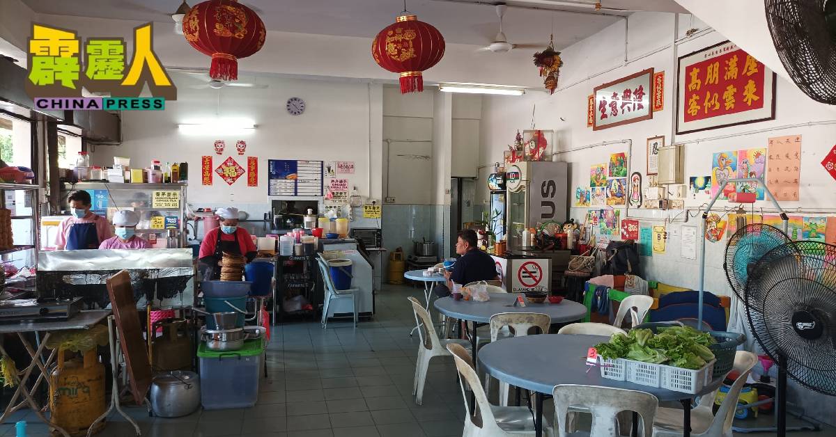 店内设有6个饮食摊位,空间略显狭窄且空气闷热,茶客多选择在较为宽敞的区域品尝美食、喝茶。