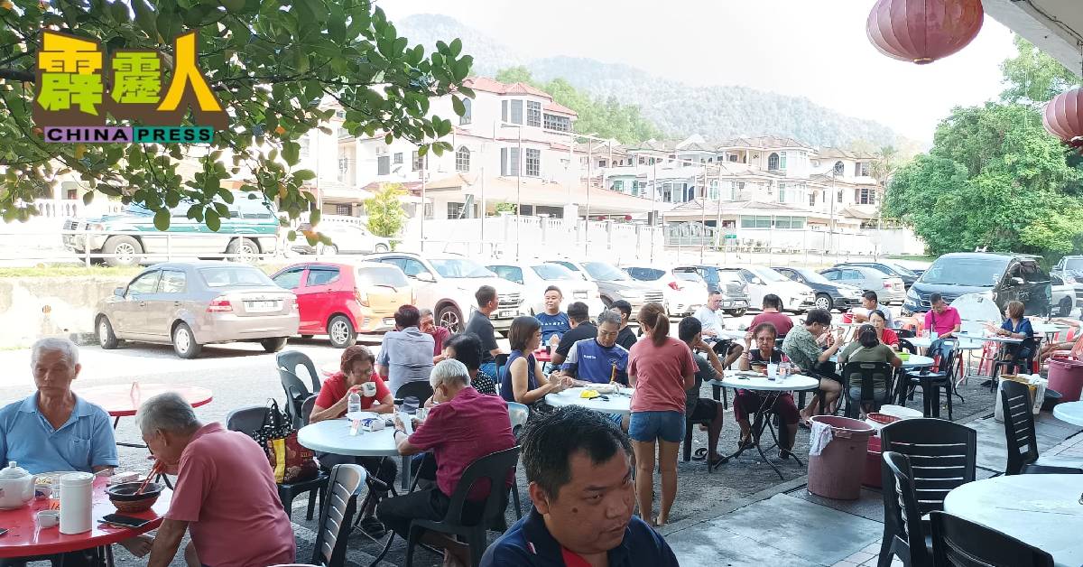 茶室外坐满享用早餐的茶客。