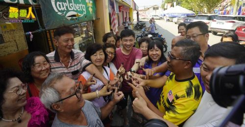 霹雳头条｜尤斯里开心谢票受欢迎   “YB，记得为民谋福！”