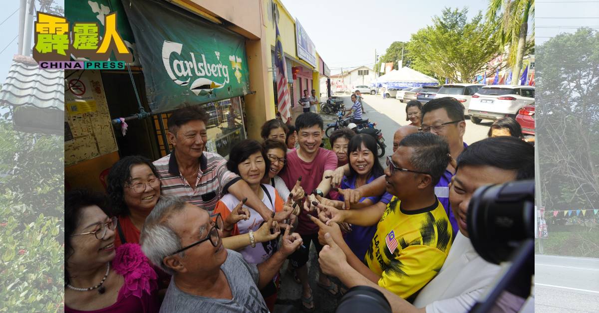 尤斯里谢票时，受到选民的欢迎，纷纷展示代表已投票的沾墨食指，场面欢愉。