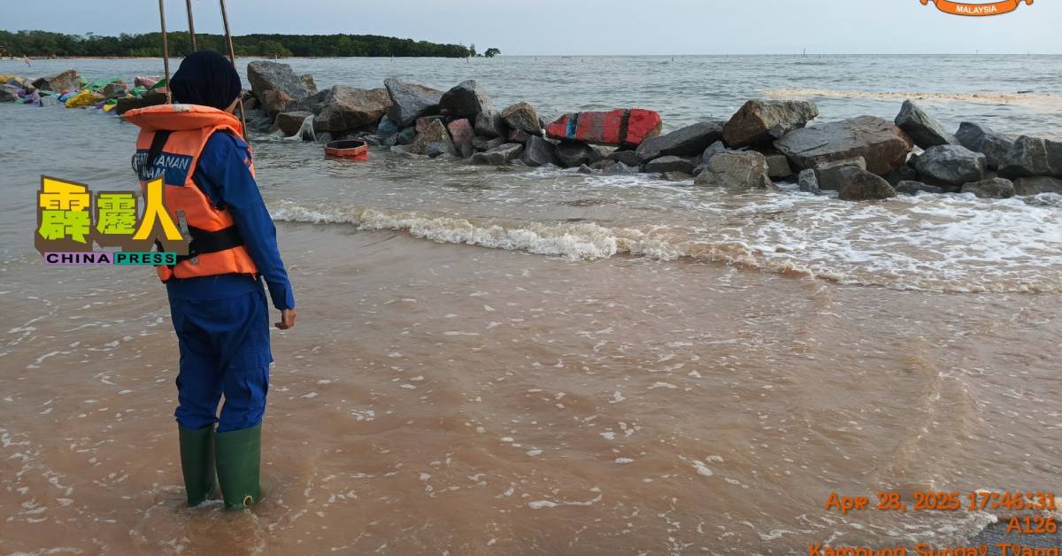 由于周一（27日）出现涨潮，峇眼拿督民防局在该处多个水灾高风险地区展开巡视行动。