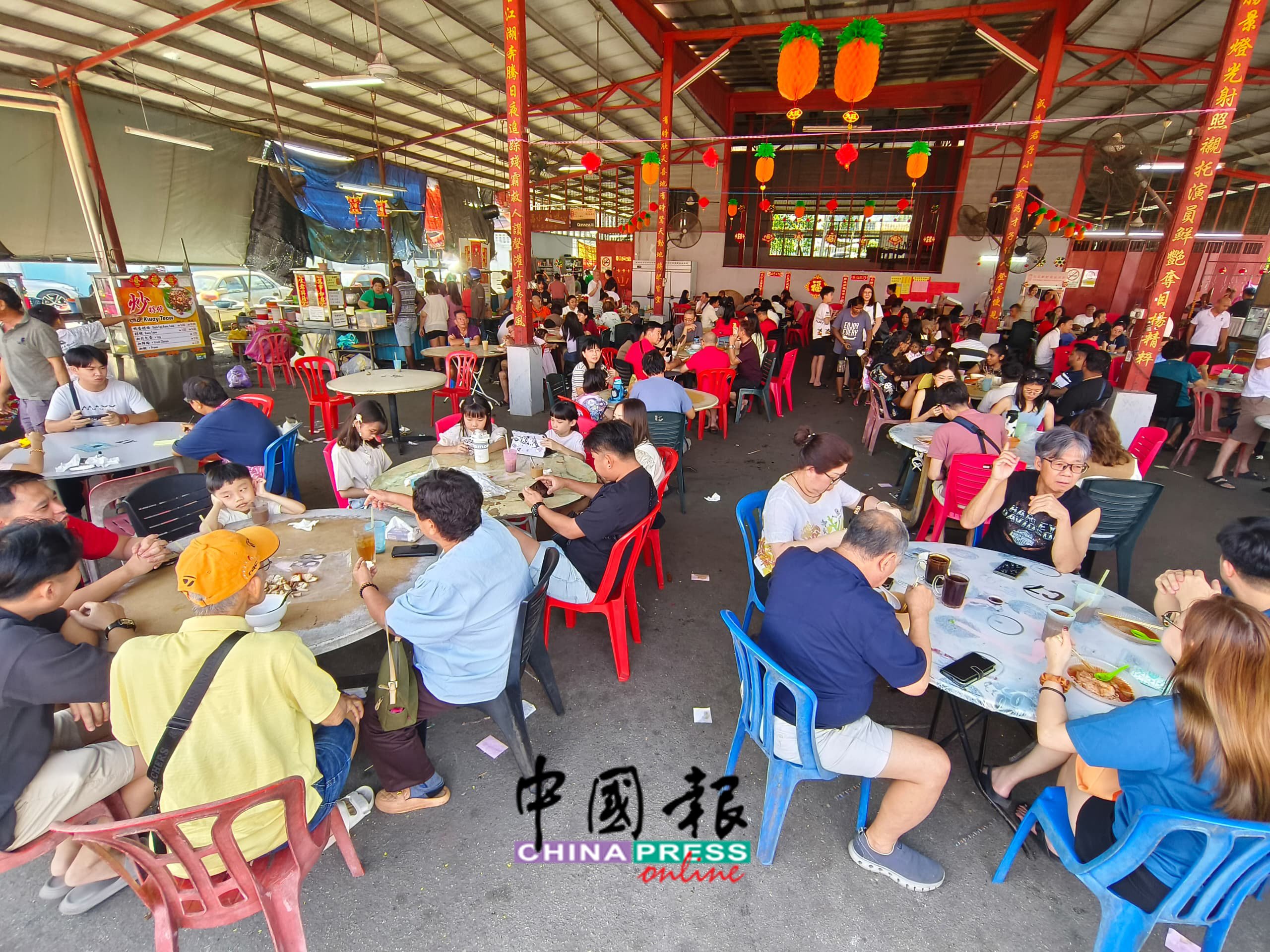虽然开斋节的两天公假已结束,但学校假期仍在进行中,加上清明扫墓效应,江沙食肆门庭若市。
