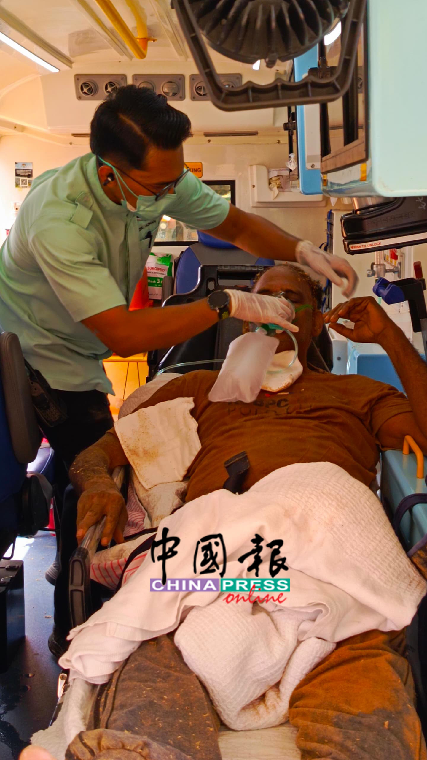 受害者成功脱困后,随救护车送往医院,接受进一步治疗。
