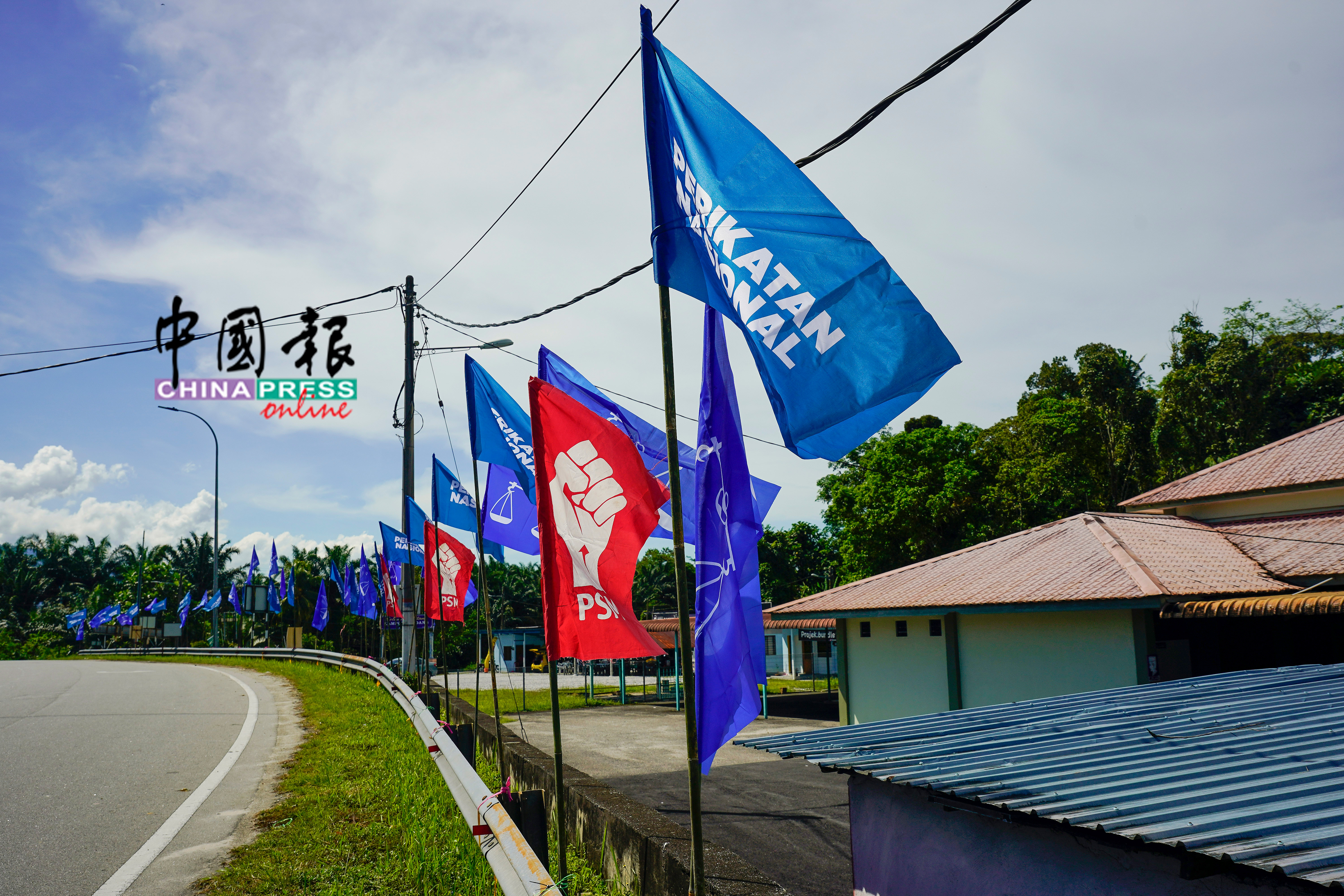 国阵、国盟及义会主义党，展开旗海战，互不相让。