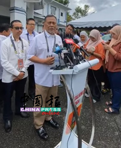 选举委员会主席拿督斯里南兰哈仑向媒体说，选委会接获27宗涉及选举违规的投报，目前仍在由选委会与警方调查中。（视频截图）