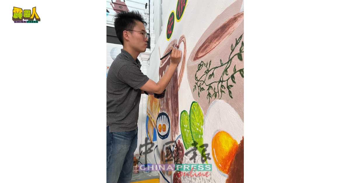 陈勇涛亲自指导美术组学生绘画，让学生体验校外创作与绘制壁画的乐趣。