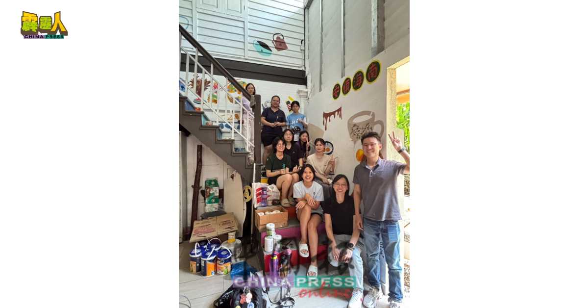 三民独中美术师生走出校园绘壁画，为安顺海南茶室增添打卡景点。
