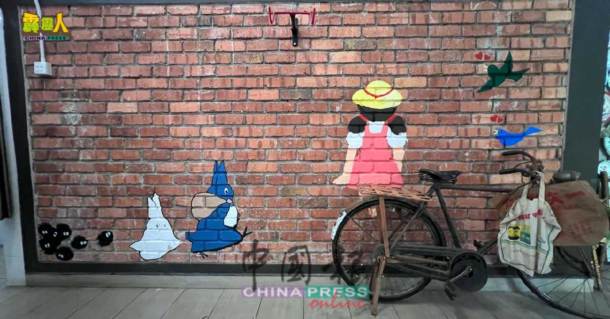 在砖块墙壁绘画，难度虽高，但在师生细心作画下，还是完成这幅作品。