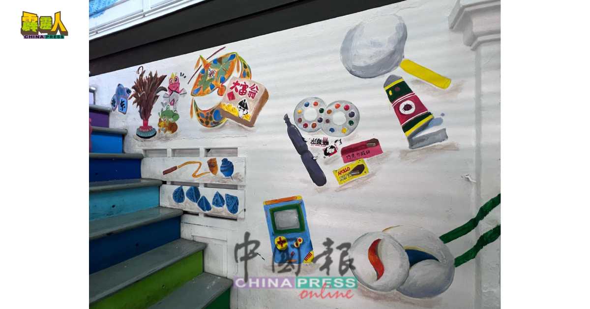 童年时期的趣味玩意儿跃然墙上，如大富翁桌游丶传统风筝丶吹泡泡丶踢毽子丶幸运折纸等，让人仿佛回到儿时甜蜜回忆。