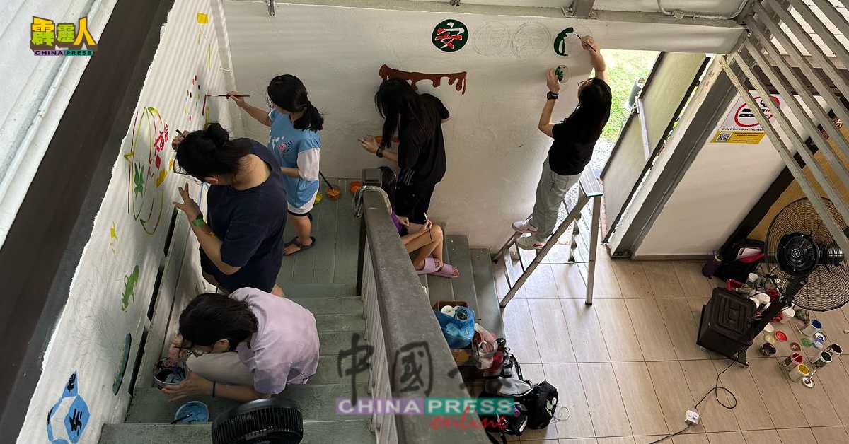 美术师生携手在楼梯间绘画，努力为茶室打造为一个打卡景点。