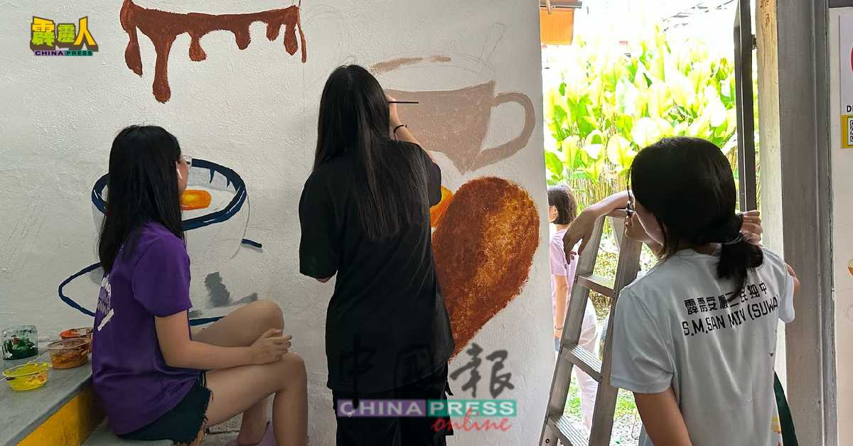 美术导师指导学生如何完成一幅完美的壁画。