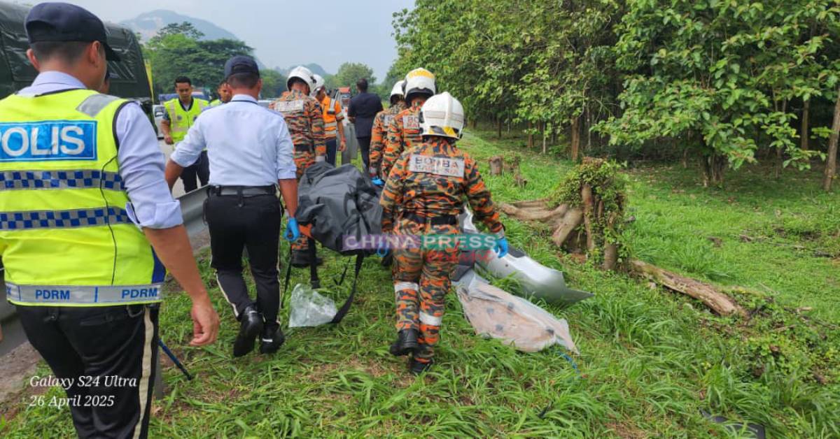 轿车坠入3公尺深的山沟,车内的华裔青年1死3轻伤。(霹消拯局)