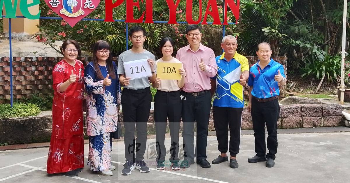 锺旻桀(左3起)、锺旻蒨和父亲锺志强教授,开心地与董家教成员合照;左2为陈宝玲,右起沉志雄、袁志荣。