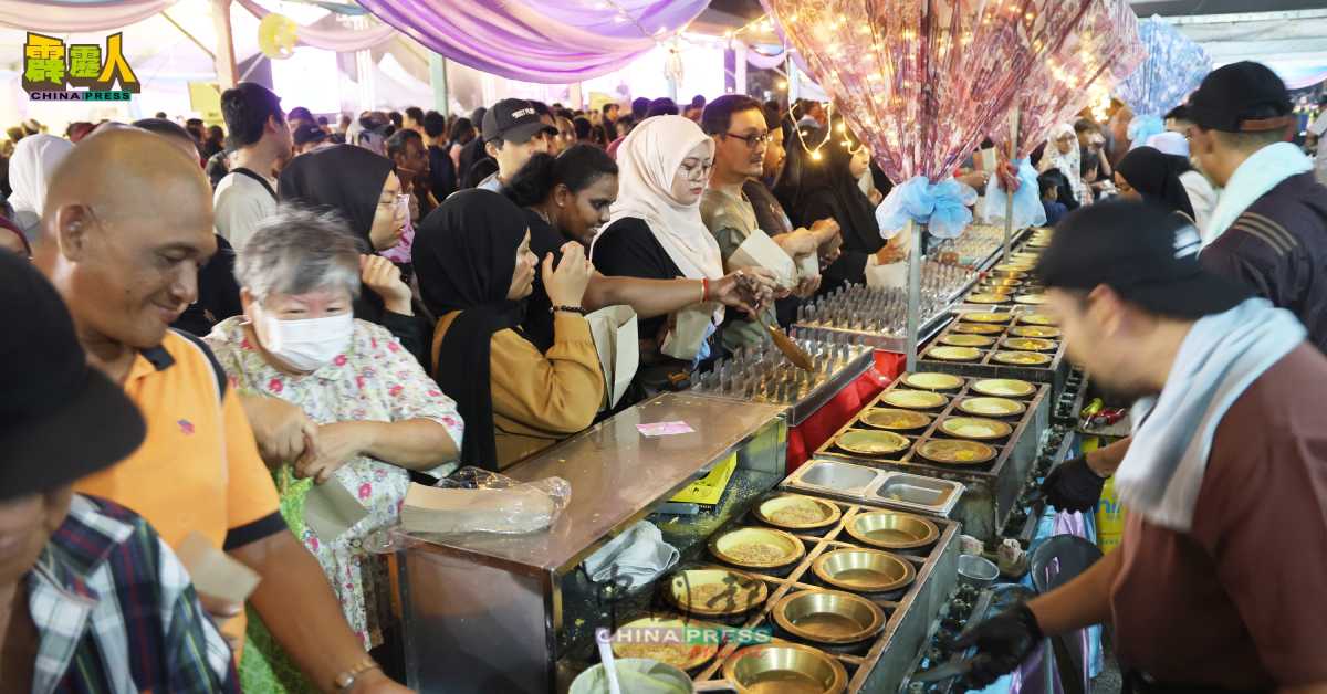 民众在现场排队，领取及品尝各式和样的美食。
