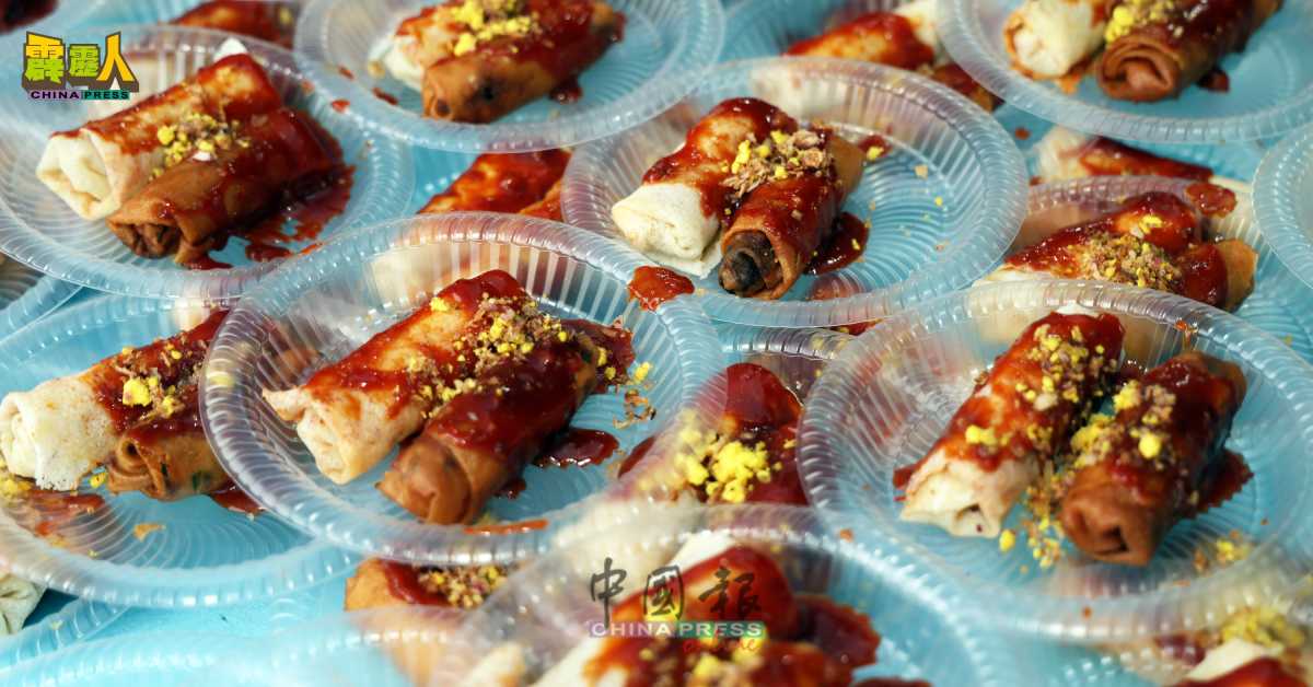 大会也准备了各式各样的美食，如薄饼（popiah）丶沙爹等，供民众品尝。