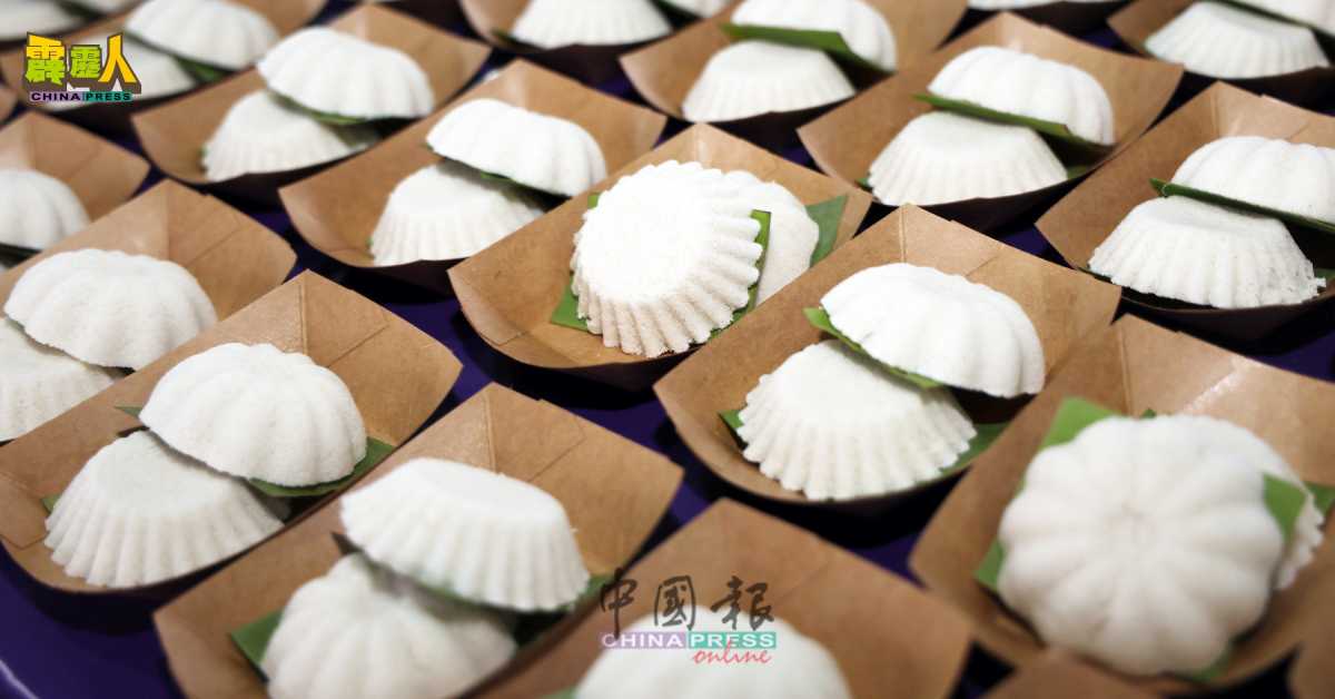 大会也准备了各式各样的美食，如薄饼（popiah）丶沙爹等，供民众品尝。