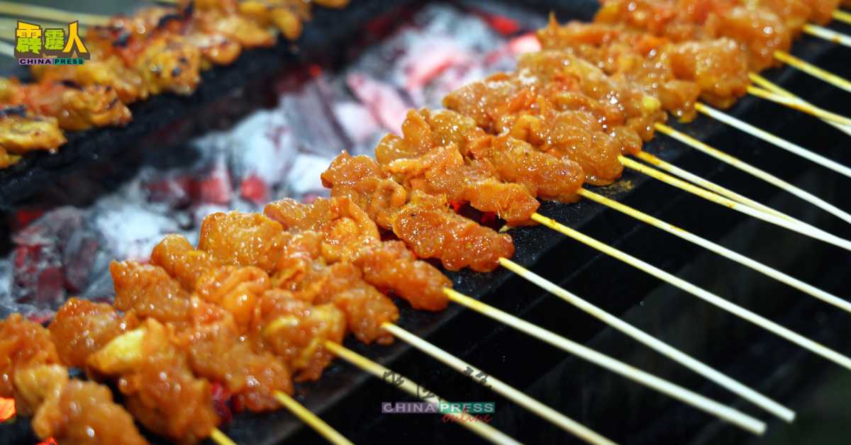 大会也准备了各式各样的美食，如薄饼（popiah）丶沙爹等，供民众品尝。