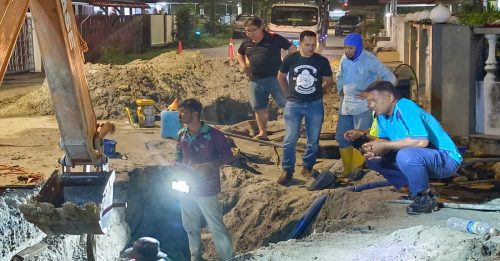 新板美丽园水管爆裂  水务局派员连夜抢修