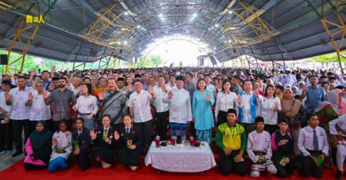 首相主持霹最大助学金仪式  2000各族学子喜获百万
