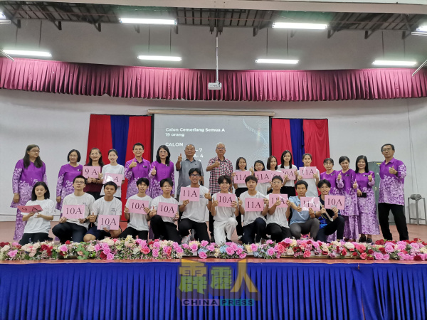19名考获全A的优秀生喜悦红包后，与嘉宾及董家协成员分享喜悦。